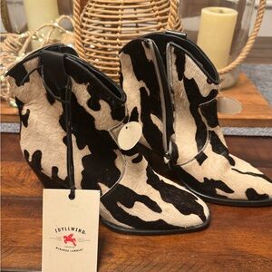 Idyllwind Women's Black and Cream Cowhide Boots